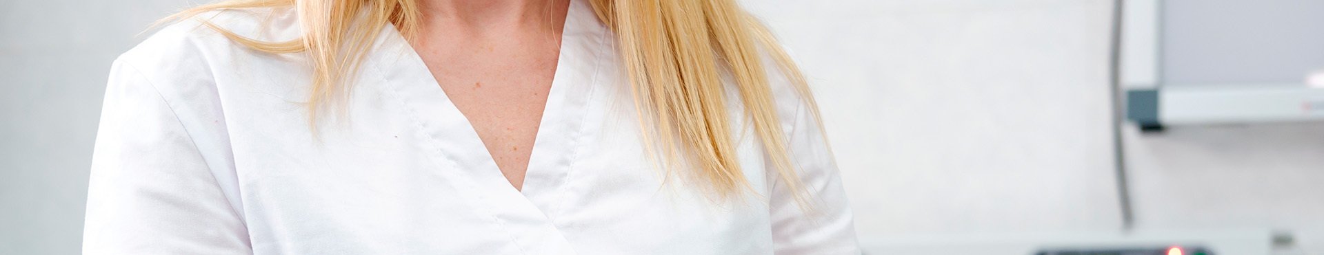 женщина доктор со светлыми волосами в белом халате